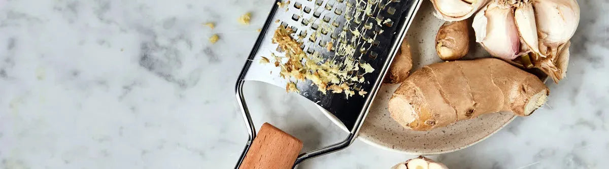 Bild der EGRO Kollektion von KAQTU: Stilvolle Möbel mit minimalistischem und ausdrucksstarkem Design, gefertigt aus hochwertigen Materialien wie edlen Hölzern und robusten Metallen, präsentiert in einem modernen und eleganten Ambiente.