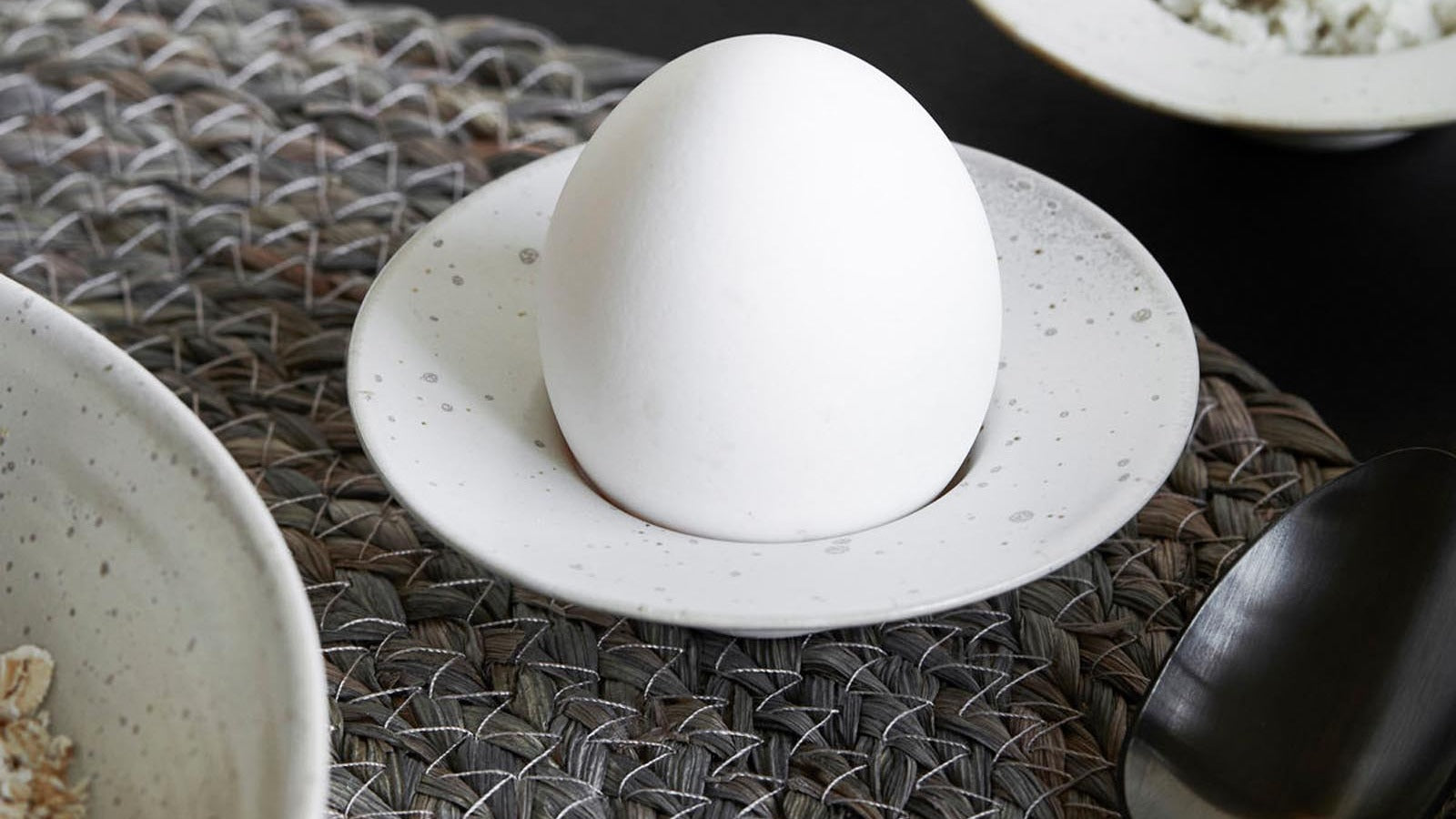 Entdecke stilvolle Eierbecher von KAQTU für deinen Frühstückstisch. Klassische und moderne Designs aus Keramik vereinen Funktionalität und Ästhetik.