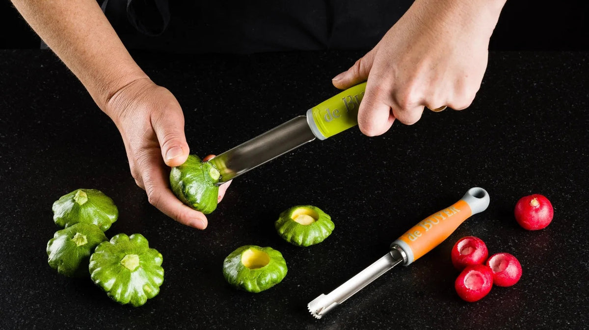 Praktische Entkerner und Entsteiner aus hochwertigem Material, ergonomisch gestaltet, für müheloses Vorbereiten von Obst und Gemüse in der Küche.
