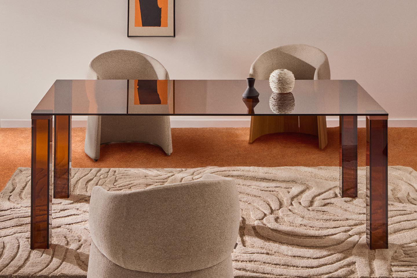 Eleganter Esstisch aus Holz mit modernem Design, ideal für stilvolle Essbereiche und gesellige Runden.