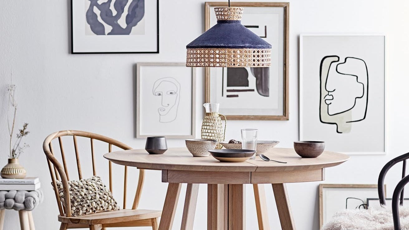 Eleganter Bloomingville Esstisch aus Holz mit modernem Design, ideal für stilvolle Essbereiche und gesellige Runden.