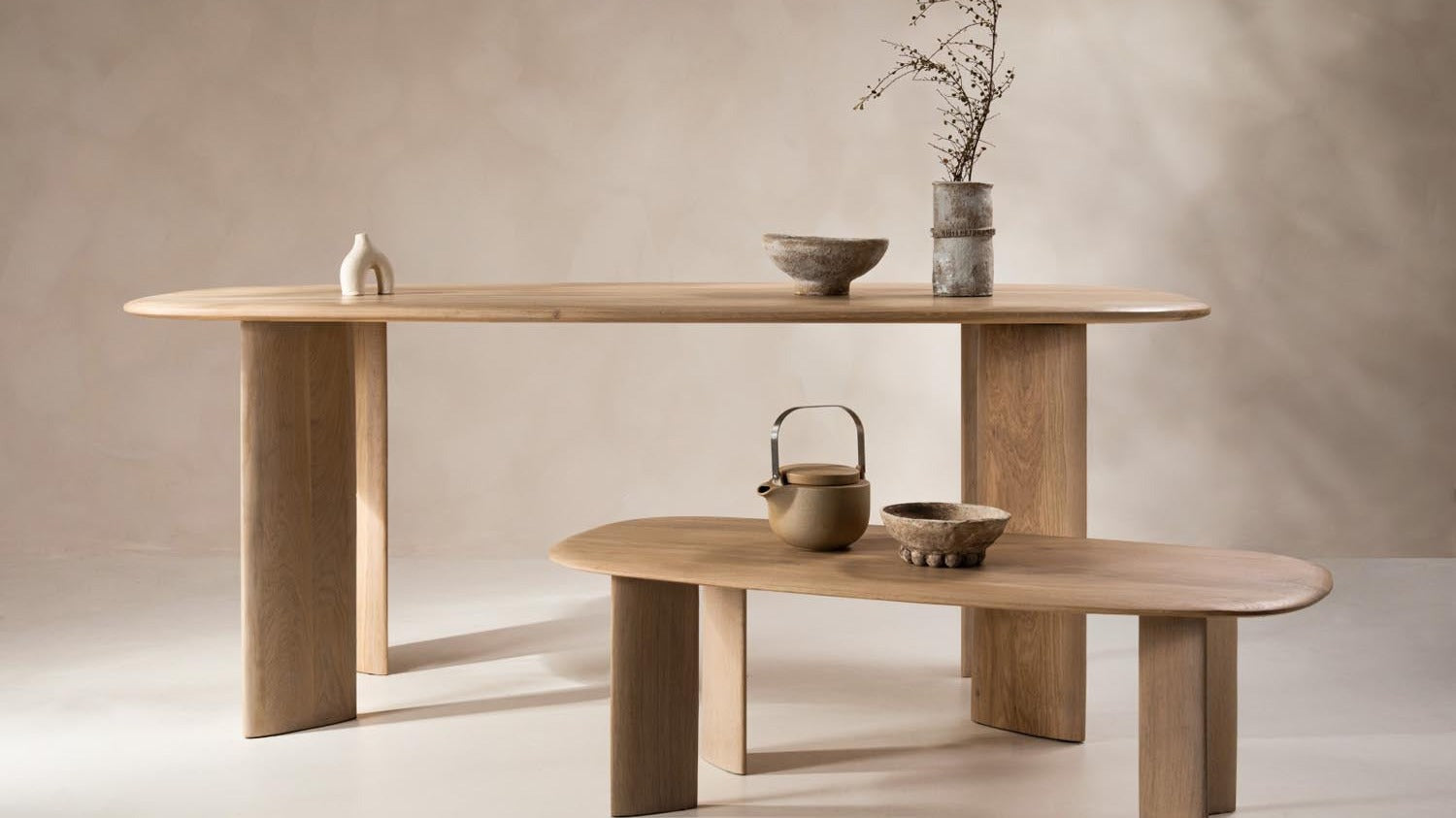 Eleganter Micadoni Esstisch aus Holz mit modernem Design, ideal für stilvolle Essbereiche und gesellige Runden.