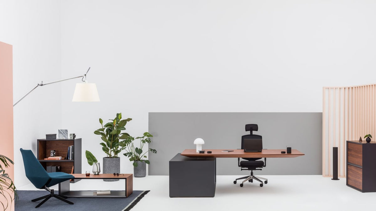 Gravity Chefschreibtisch von MDD in einem eleganten modernen Büro