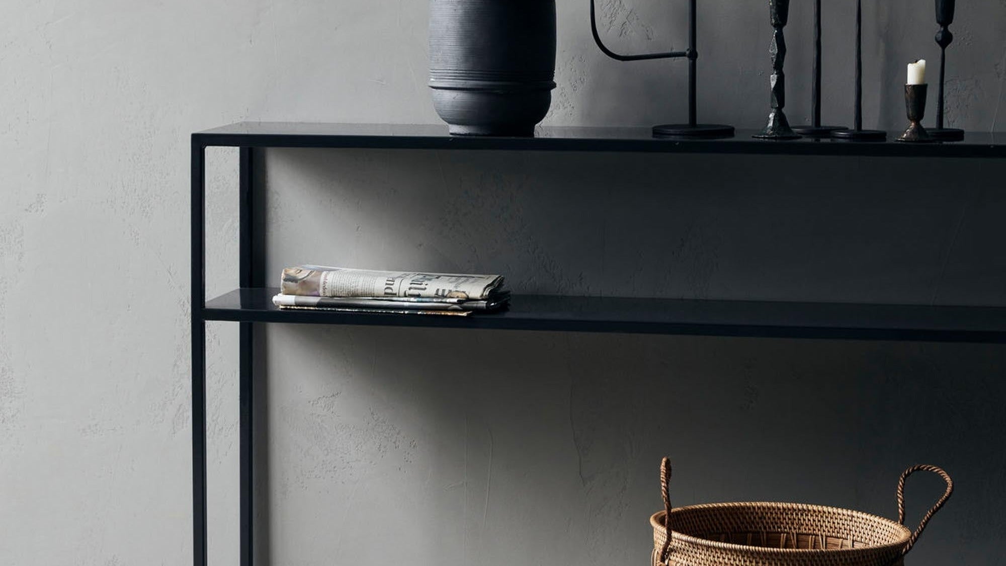 Entdecke die Fari Kollektion von House Doctor: stilvolle Tische und Wandregale, die modernes Design und Funktionalität vereinen.