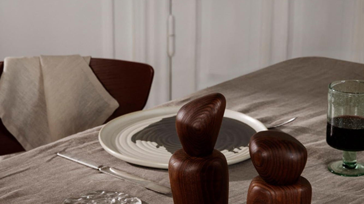 Cairn Serie von Ferm Living: Schneidebretter, Salz- und Pfefferstreuer und Nussknacker aus karbonisiertem Eschenholz