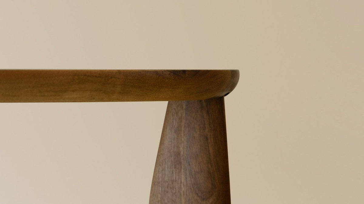Feve Schreibtisch von Ferm Living aus massivem Walnussholz mit asymmetrischer Tischplatte und elliptischen Beinen