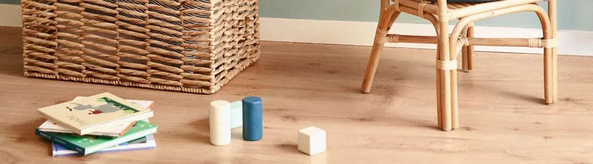 Abenteuerliches Kinderzimmer mit stilvollen und fantasievollen Möbeln: Ein verspieltes Design mit nachhaltigen Materialien, das Funktionalität und Ästhetik vereint.