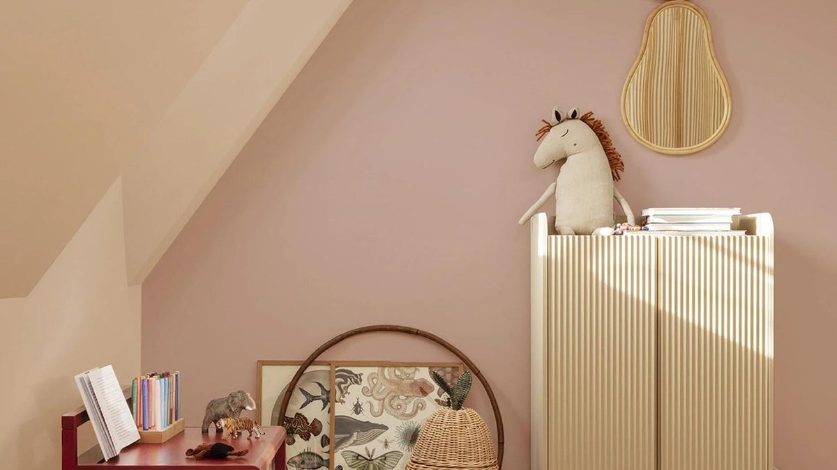 Kindermöbel der Little Architect Serie von Ferm Living: Tisch, Stuhl, Bank und Schreibtisch aus Eschenfurnier