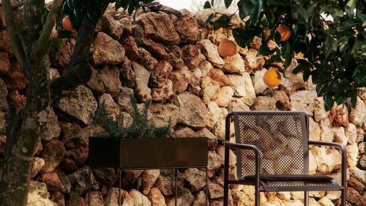 Schwarze Ferm Living Plant Box aus pulverbeschichtetem Metall mit grünen Pflanzen auf schlankem Rahmen