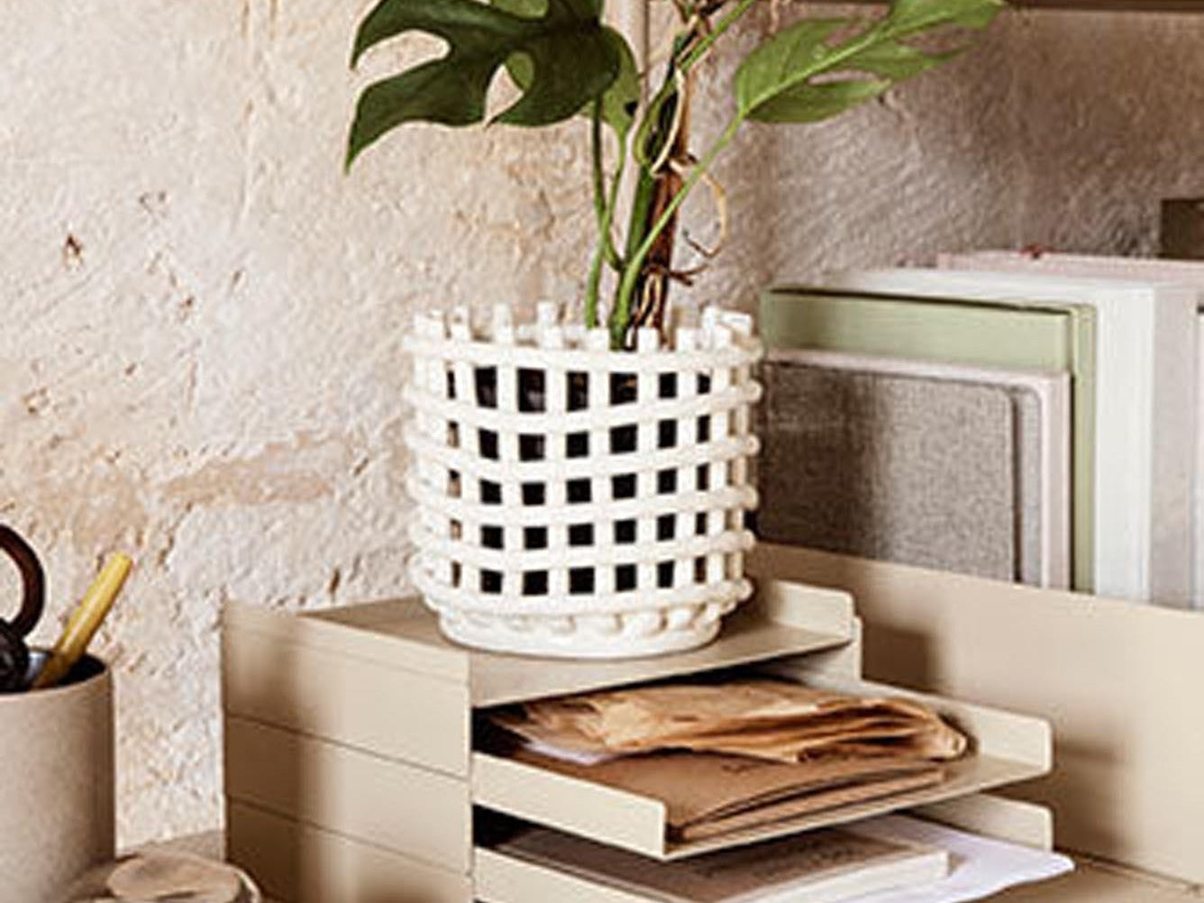 Entdecke die Ferm Living Kollektion: skandinavisches Design mit organischen Formen, zeitlosen Möbeln und stilvollen Wohnaccessoires für ein modernes Zuhause.