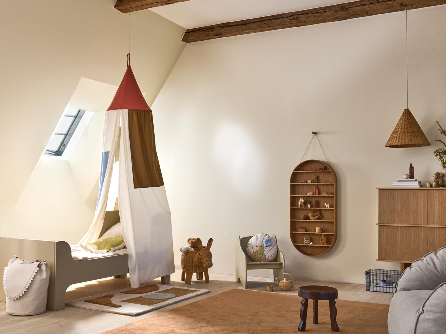 Elegante Ferm Living Deko-Kollektion mit stilvollen Vasen, Kerzenhaltern und modernen Wohnaccessoires.