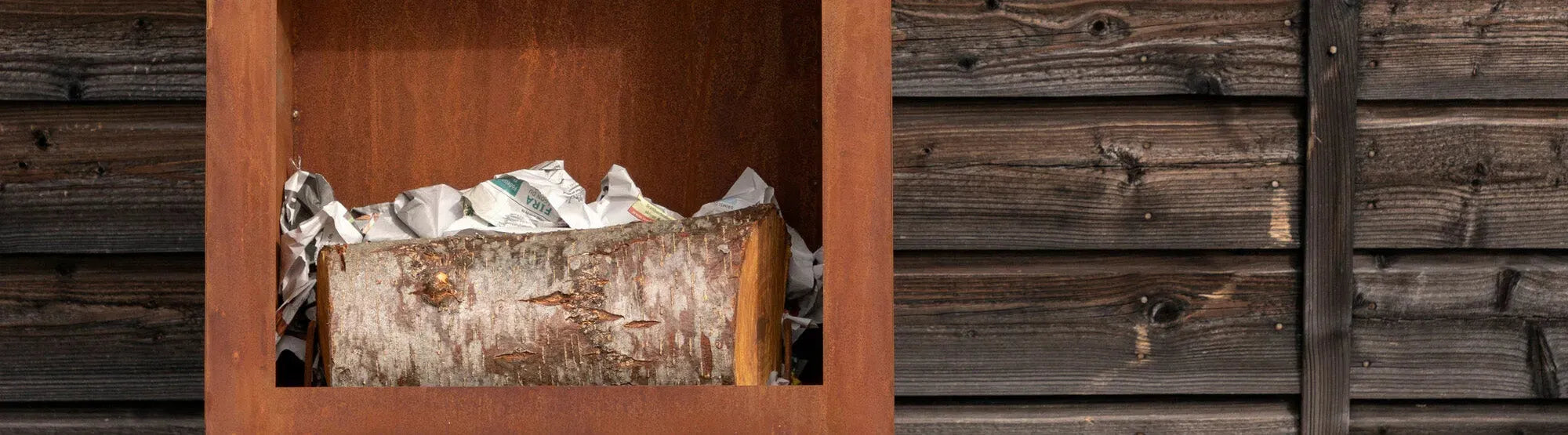 Ein stilvolles Arrangement aus der FLAMMATOR Kollektion von KAQTU, das modernes Design und traditionelle Handwerkskunst vereint, inspiriert von den Elementen Feuer und Erde.