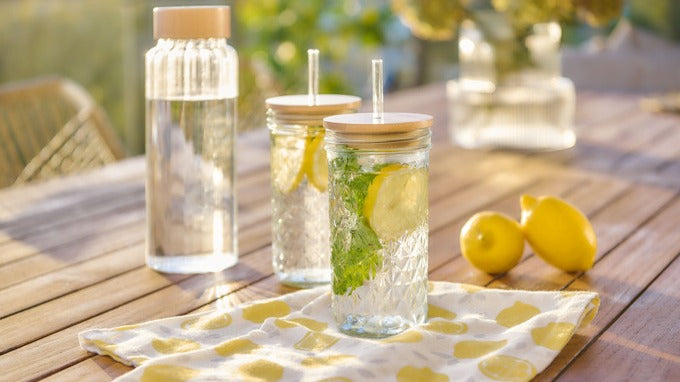 Entdecke die nachhaltigen Trinkflaschen von KAQTU: elegante Glasflaschen, praktische Isolierflaschen und kinderfreundliche Designs für jeden Anlass.