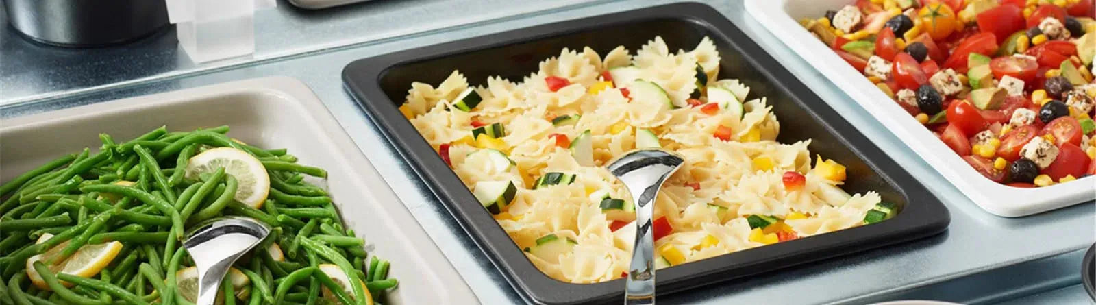 Nachhaltige Lebensmittelaufbewahrung: Glasbehälter und wiederverwendbare Silikondeckel aus der KAQTU Foodsaver Kollektion, die Umweltfreundlichkeit und ästhetisches Design vereinen.