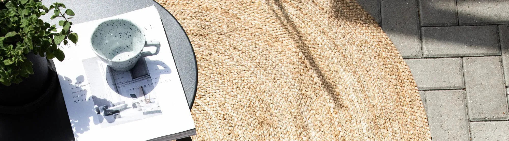 Zeitlose Eleganz: Model trägt ein stilvolles Outfit aus der KAQTU FOREVER Kollektion, umgeben von einem minimalistischen, modernen Hintergrund – eine Hommage an Nachhaltigkeit und hochwertige Designs für jeden Anlass.