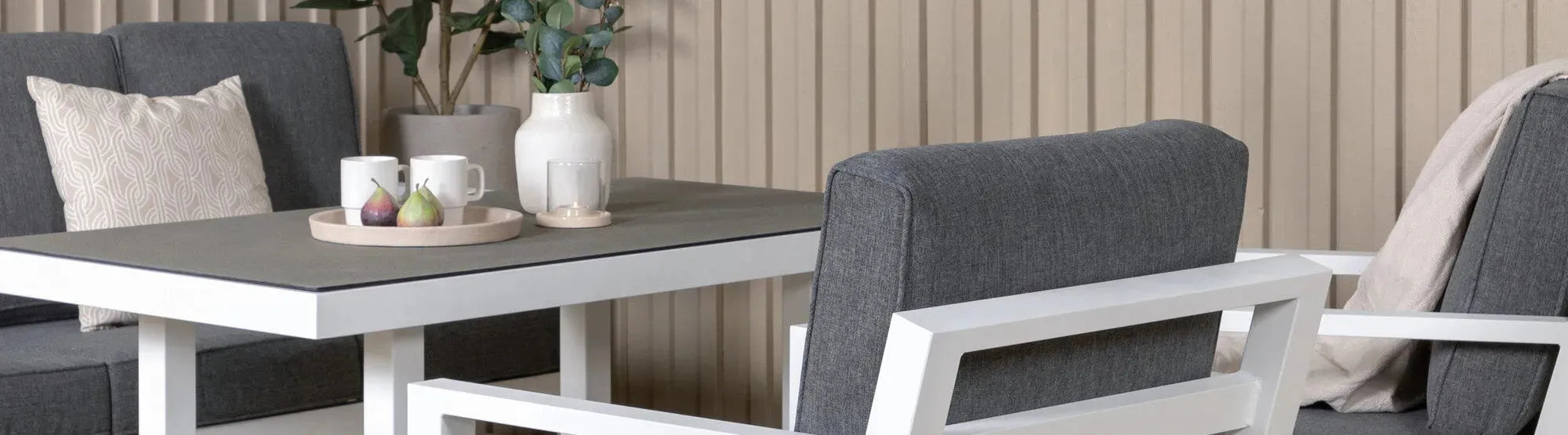 Gartentischset-Kollektion von KAQTU: Stilvolle, wetterfeste Outdoor-Tischsets für Terrasse und Garten – Komfort, Design und Langlebigkeit.