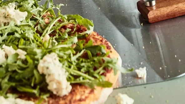 Entdecken Sie unser Geschenkset Pizza: Pizzastein, Pizzaschneider, Teller und Gewürze für den perfekten Pizzaabend zu Hause!