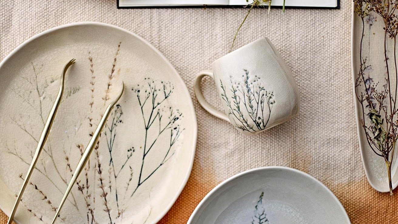 Entdecke stilvolles Geschirr bei KAQTU: Teller, Schalen & Besteck für jeden Anlass. Perfekte Kombination aus Design und Alltagstauglichkeit!