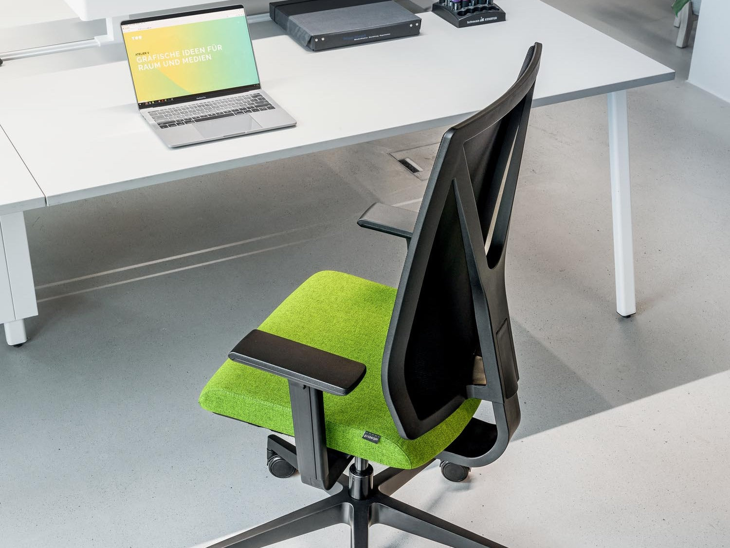 Entdecken Sie Girsberger Bürostühle und Esstische: Ergonomie, Design und Nachhaltigkeit vereint in meisterhafter Handwerkskunst.