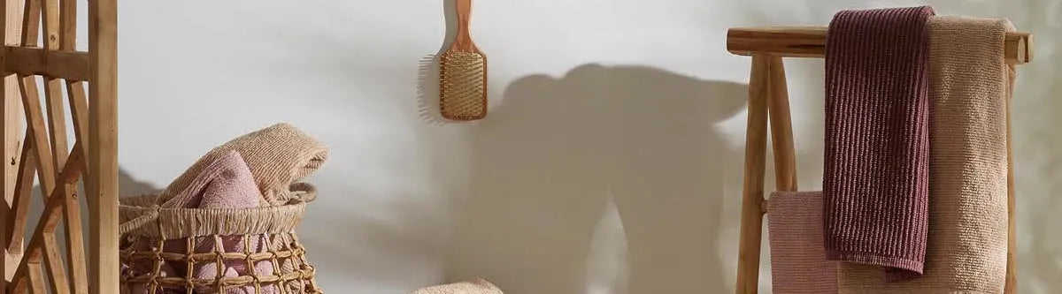 Stilvoller und funktionaler Handtuchhalter aus der KAQTU-Kollektion, ideal zur Ergänzung moderner Badezimmerdesigns.