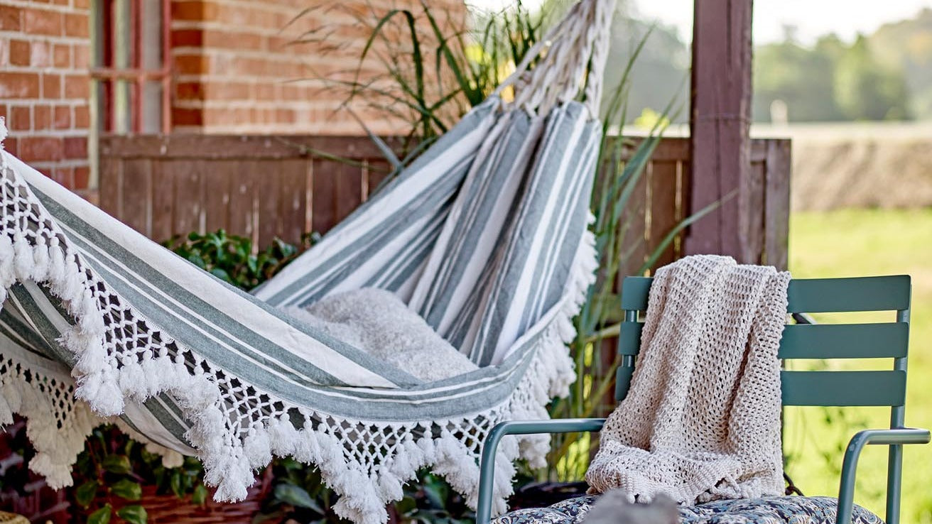 Entdecke die Hängematten-Kollektion von KAQTU: Komfortable Hängematten mit Gestell für Garten & Camping. Stilvoll entspannen und kombinieren!