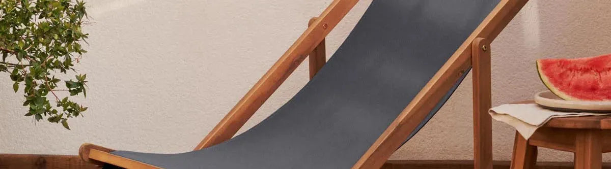 Hängematte mit Gestell in modernem Design, aufgestellt in einem Garten; ideal für entspannte Stunden im Freien.