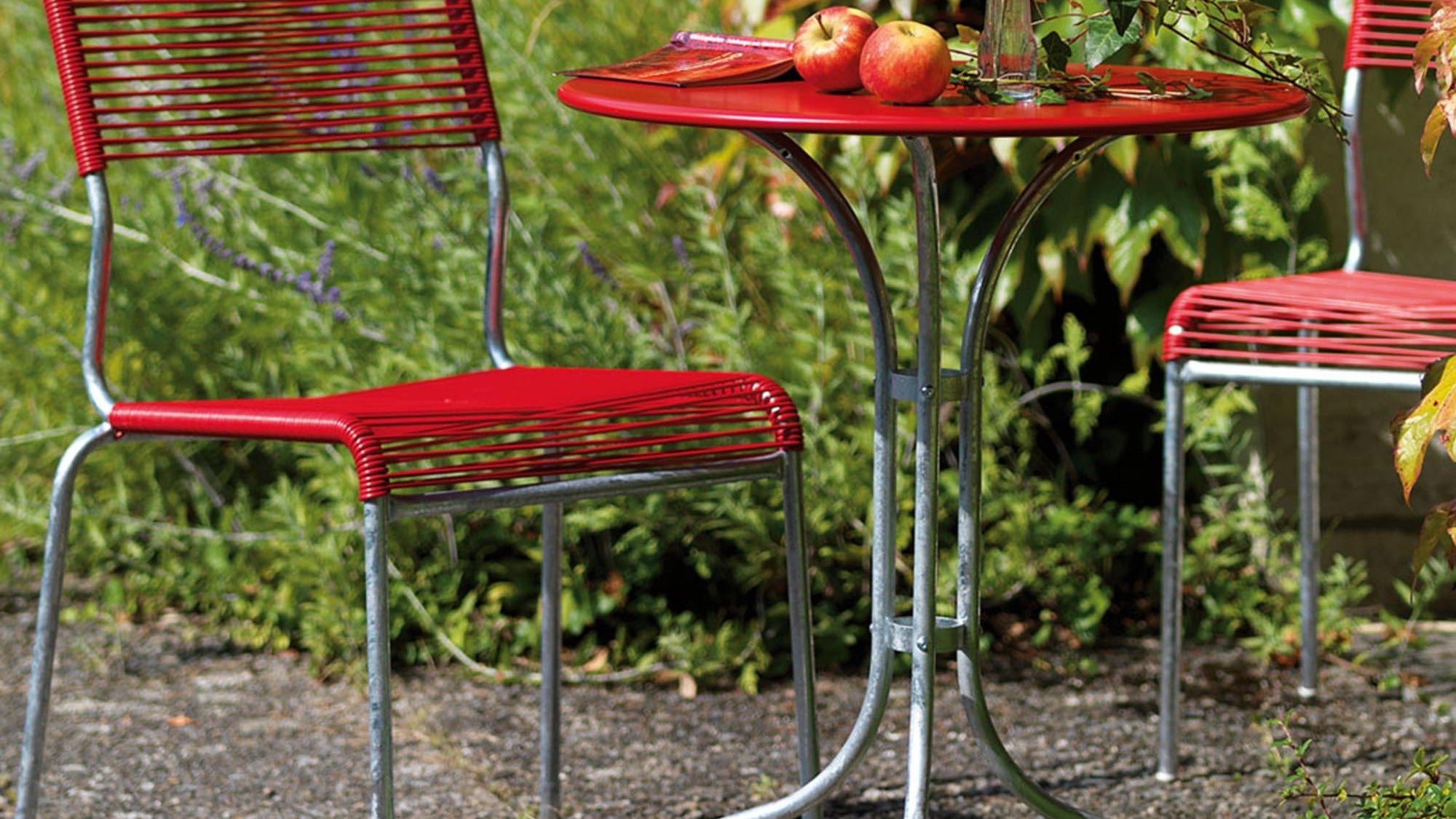 Entdecke unsere robusten Outdoor Café Tische für Terrasse, Balkon und Gastronomie. Stilvolle, wetterfeste Möbel für gemütliche Außenbereiche!