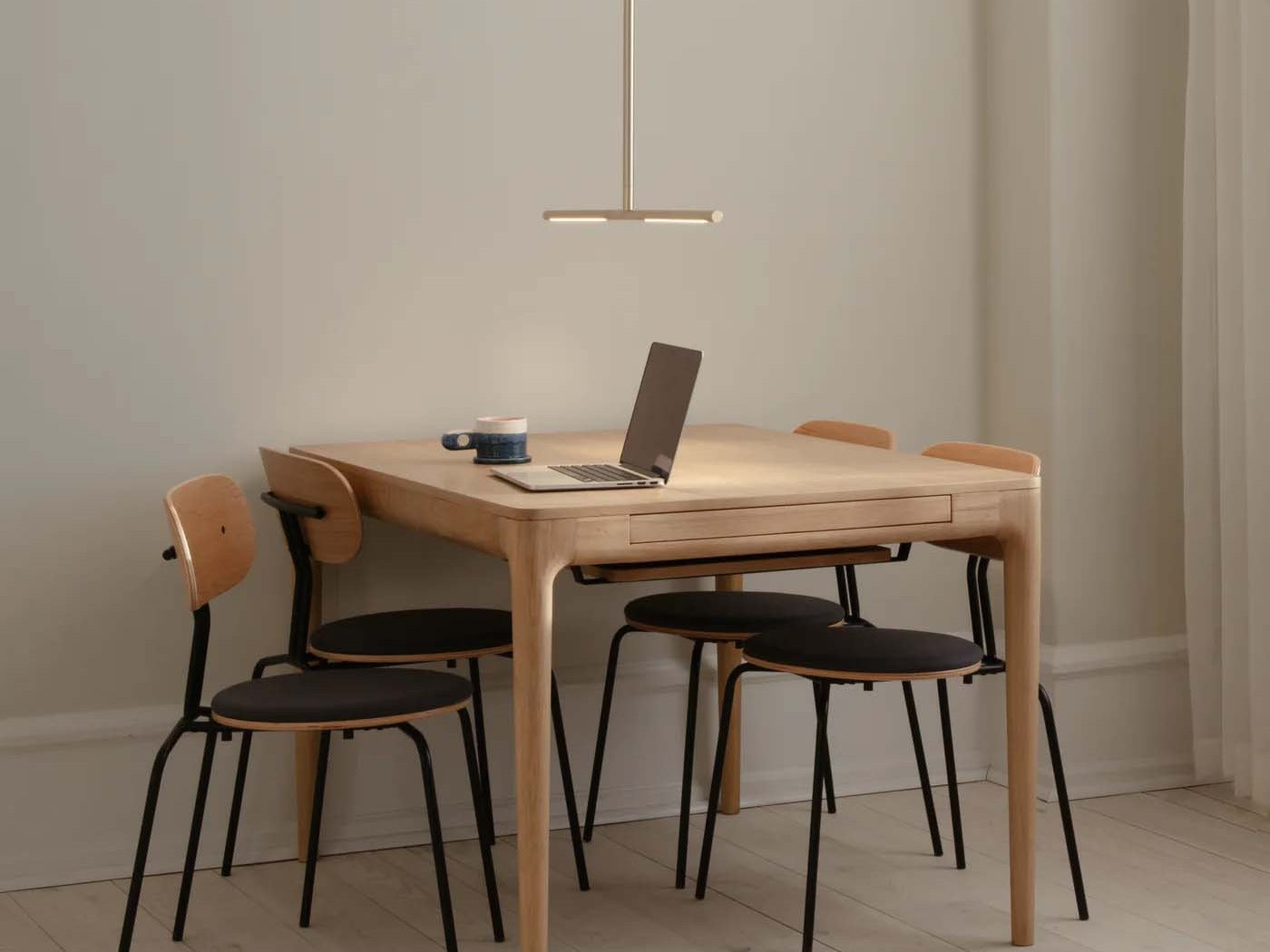 Elegante Bloomingville Leuchte mit modernem Design, ideal für stilvolle Esszimmer und gemütliche Atmosphäre.