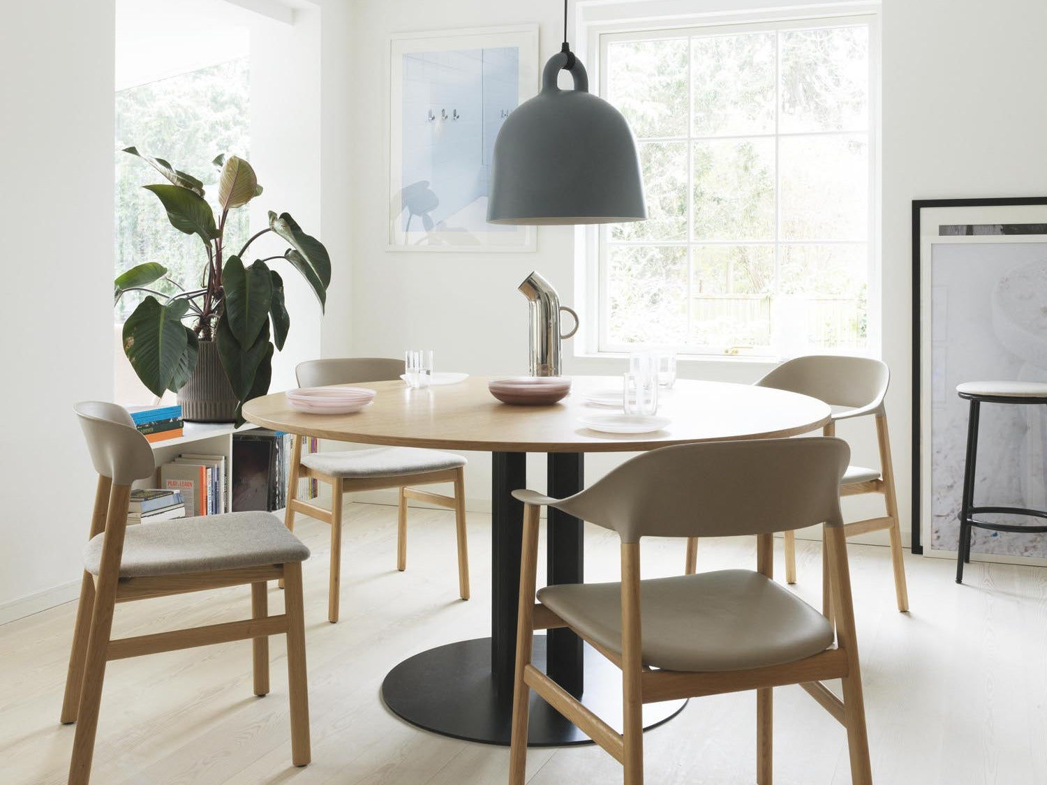 Entdecke die Herit Kollektion von Normann Copenhagen: Elegante, komfortable Stühle mit skandinavischem Design, ideal für jeden Raum.