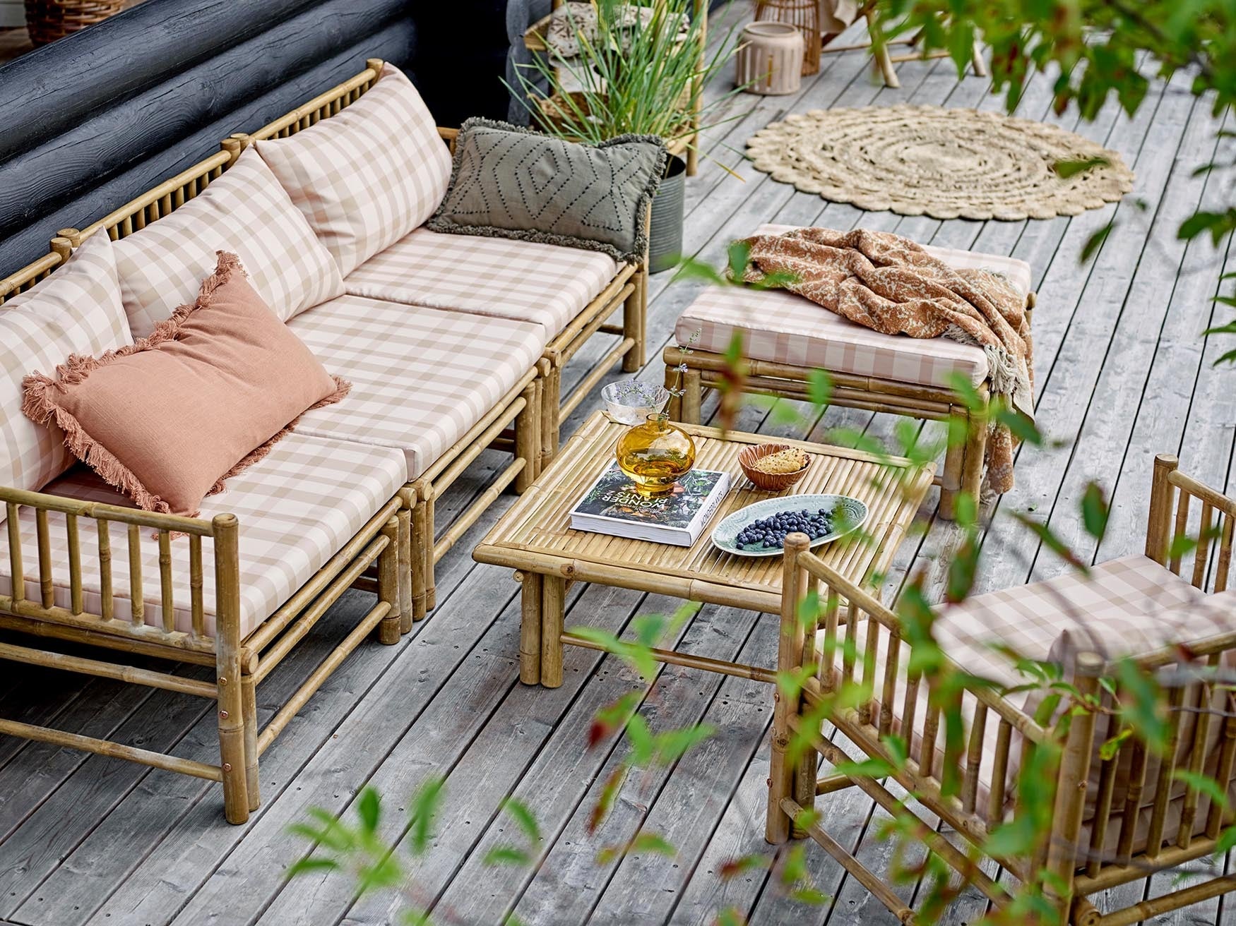 Entdecke die stilvollen Outdoor Hocker von KAQTU für Garten und Terrasse. Praktisch, vielseitig und perfekt für dein Outdoor-Wohnzimmer!