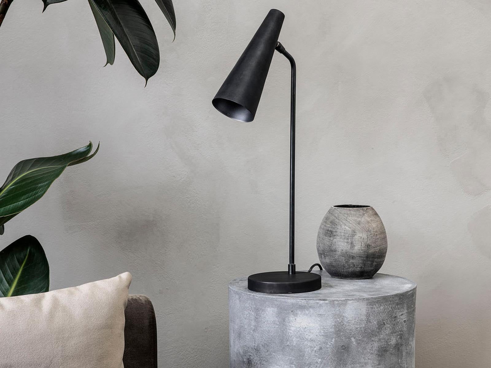 Elegante House Doctor Leuchte in modernem Design, ideal für stilvolle Innenräume und stimmungsvolle Beleuchtung.