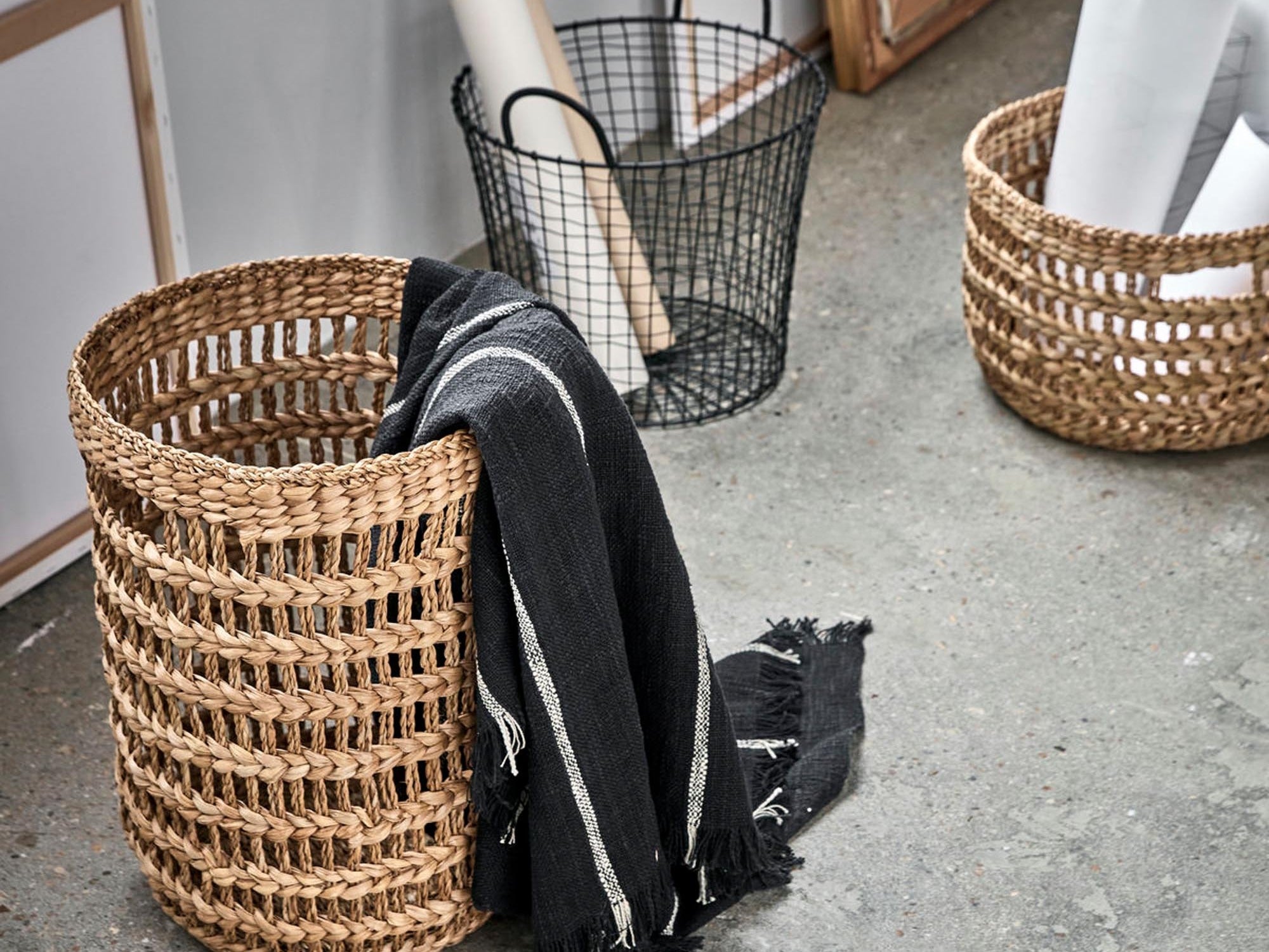 Elegante Deko-Objekte von House Doctor, stilvoll arrangiert in neutralen Tönen für ein modernes Wohnambiente.