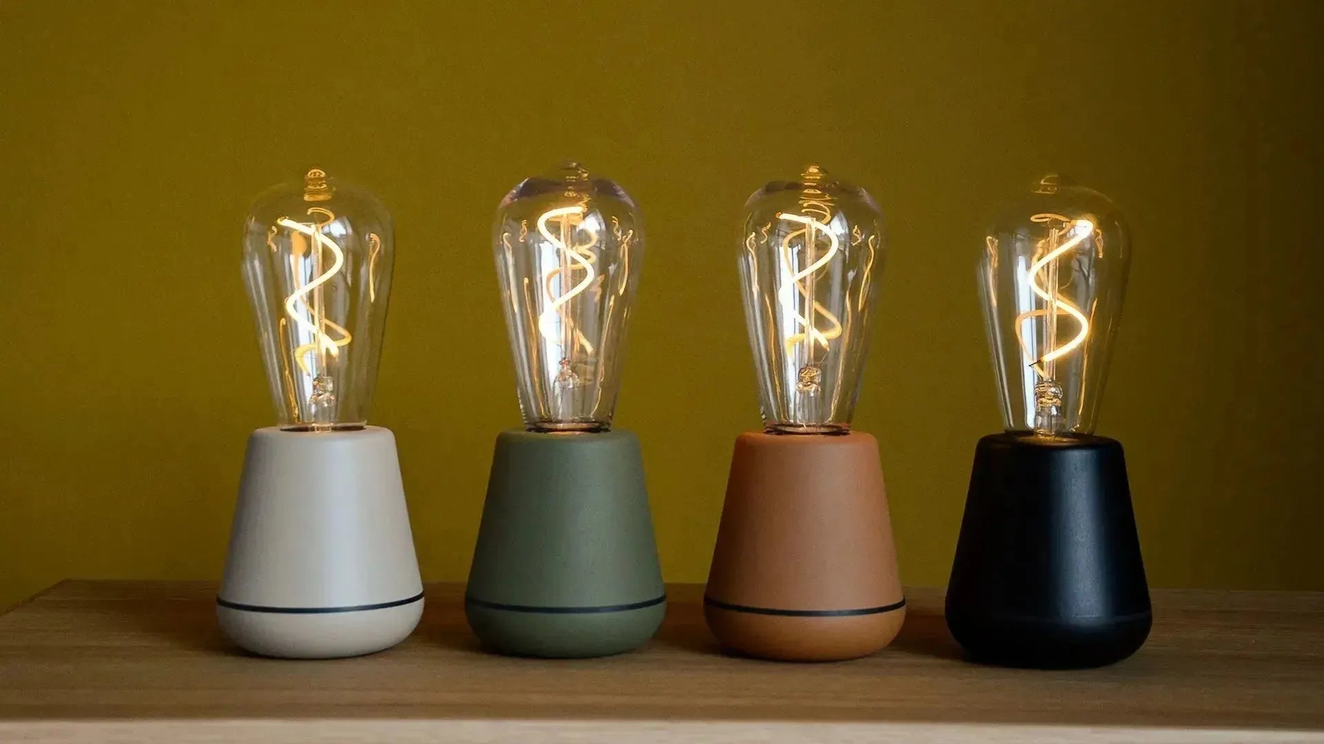 Stilvolle und nachhaltige kabellose Tischlampen der Humble Light Kollektion in modernem Design, ideal für Wohnräume, Büros und Schlafzimmer.