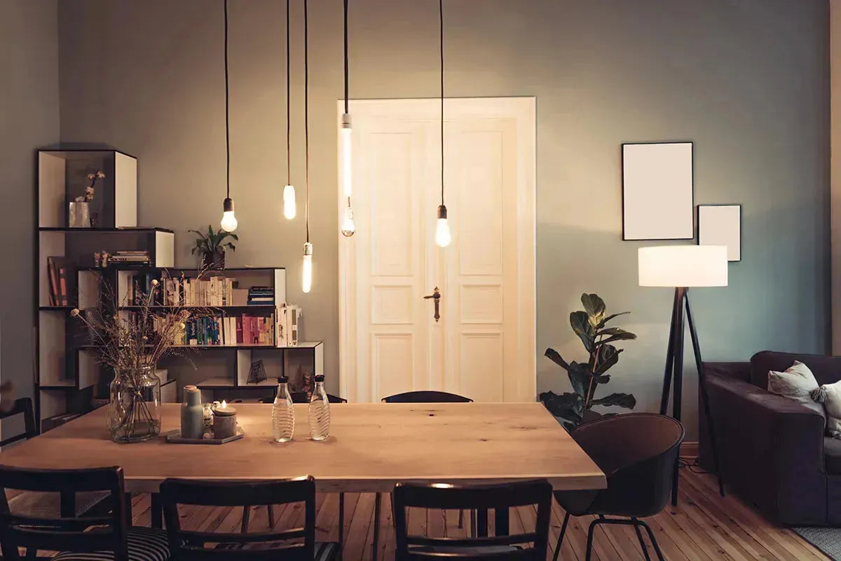 Modern eingerichtetes Wohnzimmer mit maskulinem Flair, klaren Linien und stilvollen Möbeln aus der Men's World Kollektion.