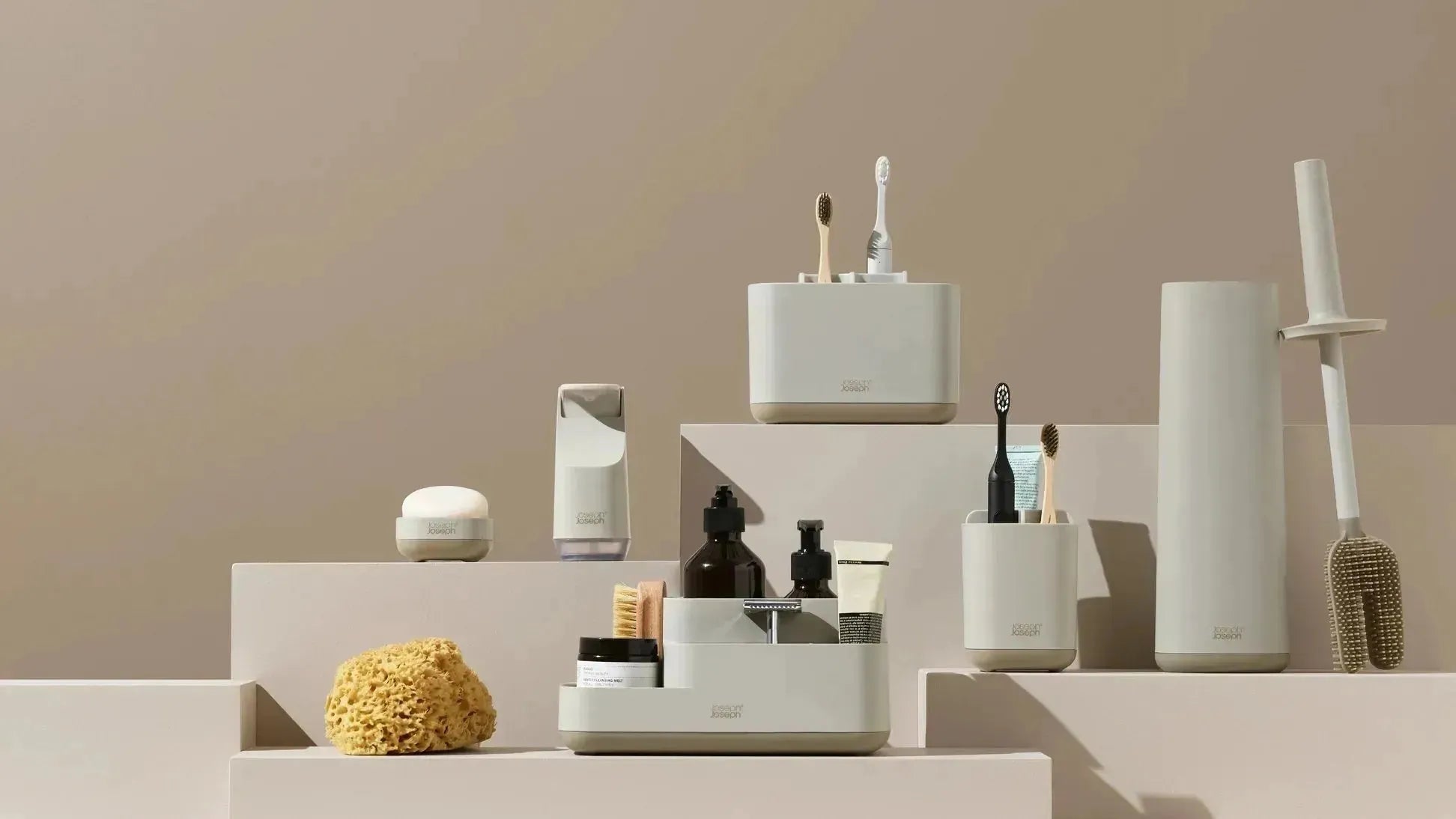 Farbenfrohe und innovative Küchenhelfer von Joseph Joseph, darunter multifunktionale Schneidebretter, Aufbewahrungslösungen und weitere praktische Utensilien, die modernes Design und Funktionalität vereinen.