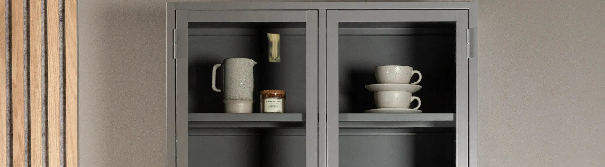 Elegante Möbelstücke der JURA Kollektion von KAQTU, inspiriert von der natürlichen Schönheit der Juraberge, aus hochwertigen Materialien wie edlem Holz und feinem Leder, präsentiert in einem modernen und stilvollen Ambiente.