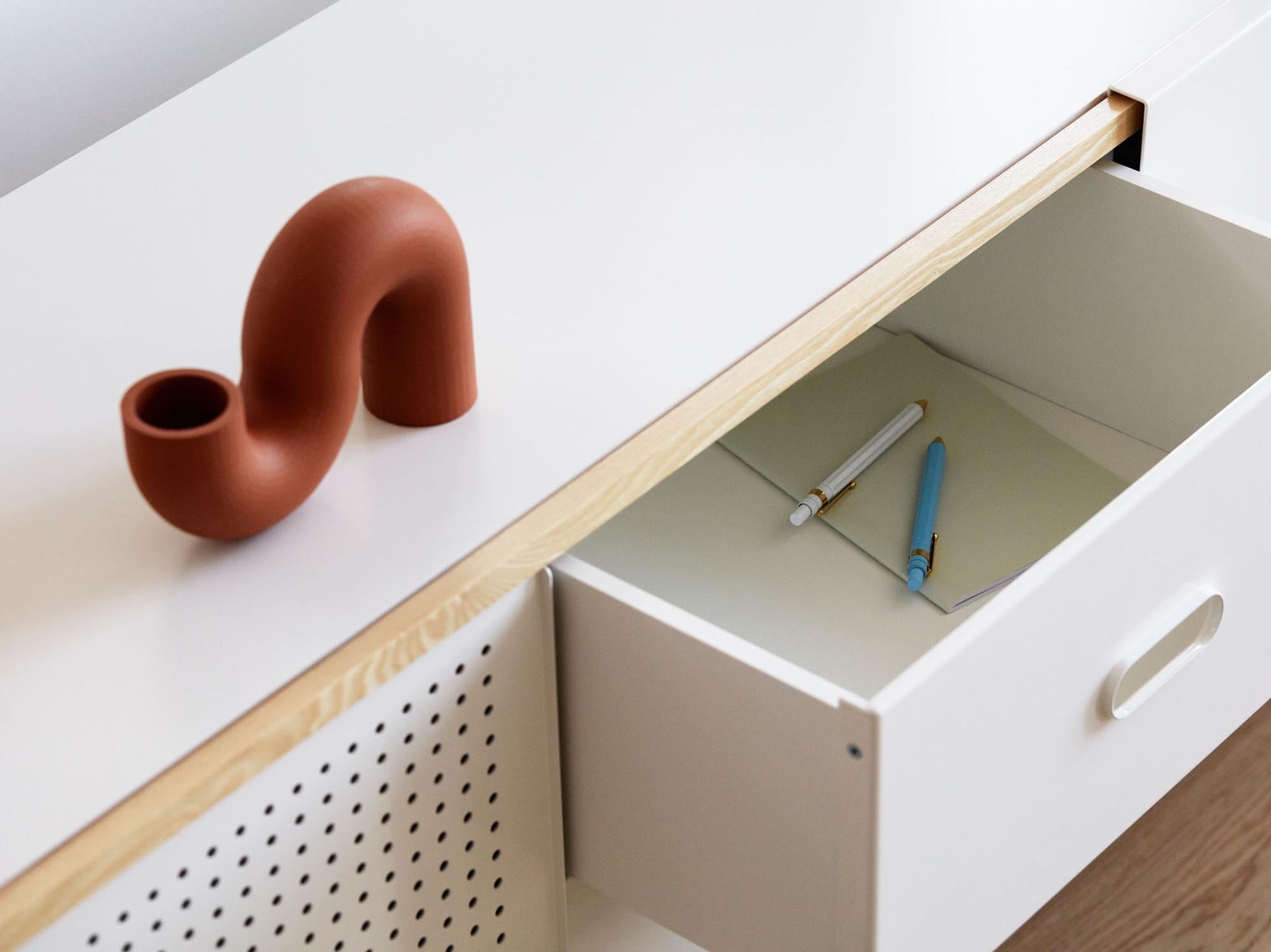 Entdecke die Kabino Kollektion von Normann Copenhagen: elegante Kommoden und Sideboards in verschiedenen Größen und Farben für dein Zuhause.