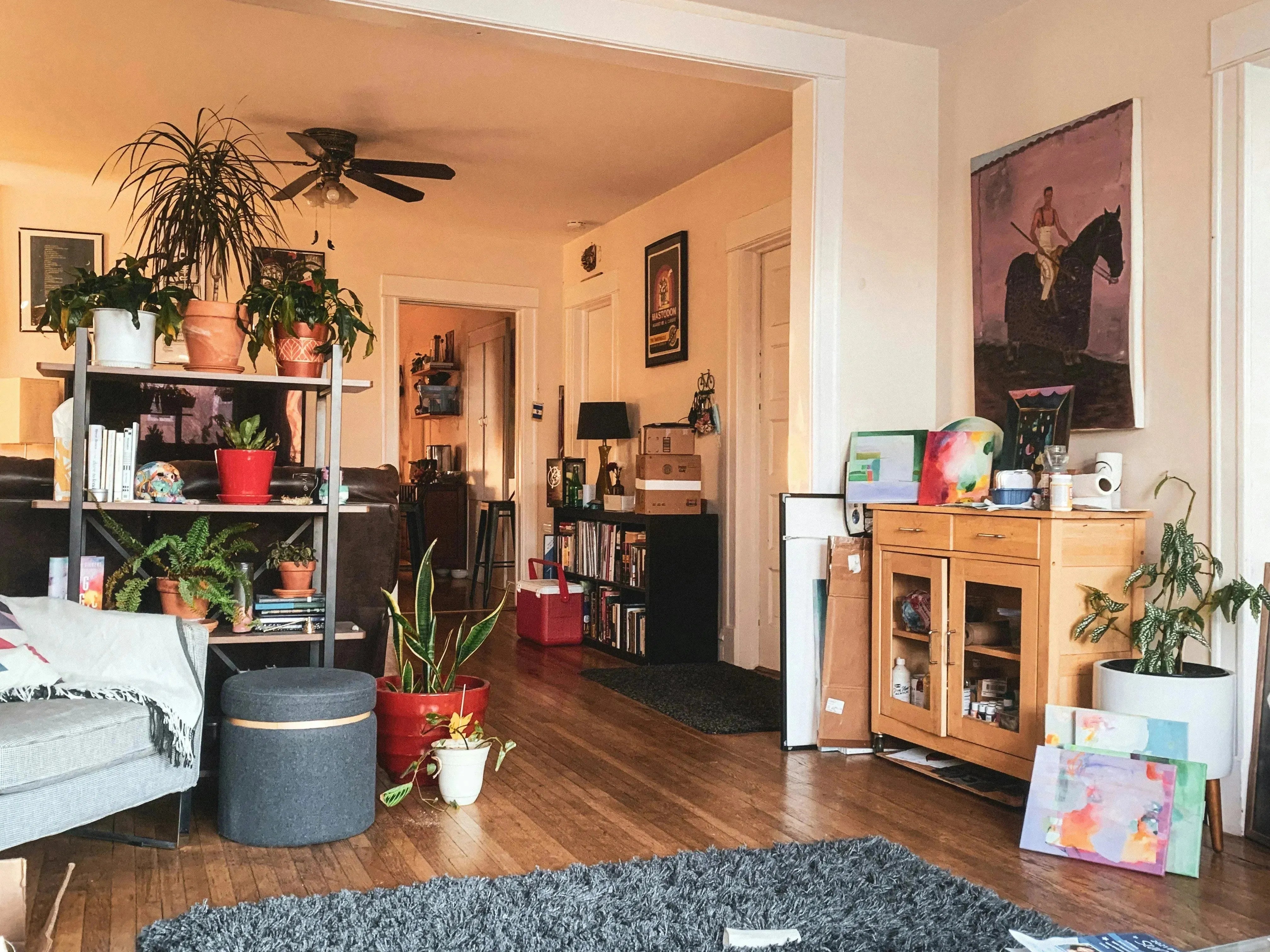 Ein stilvoll eingerichtetes Wohnzimmer im Boho-Stil mit natürlichen Materialien wie Rattan und Holz, dekoriert mit handgefertigten Möbeln und Accessoires aus der Creative Collection von Bloomingville.