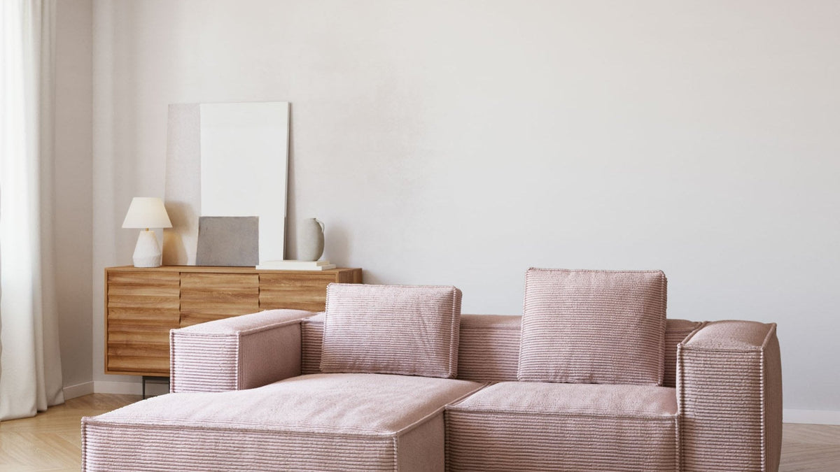 Blok FR Ecksofa von Kave Home mit schwer entflammbarem Cordbezug, passendem Pouf und Kissen in Rosa, Grün und Blau