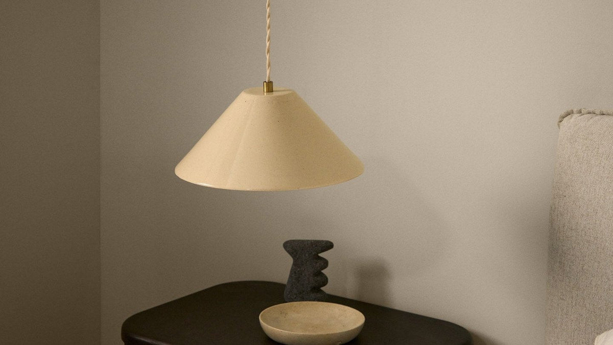 Ceren Leuchten von Kave Home aus Keramik in Beige, Grün und Weiss: Wandleuchte, Tischlampe und Deckenleuchte