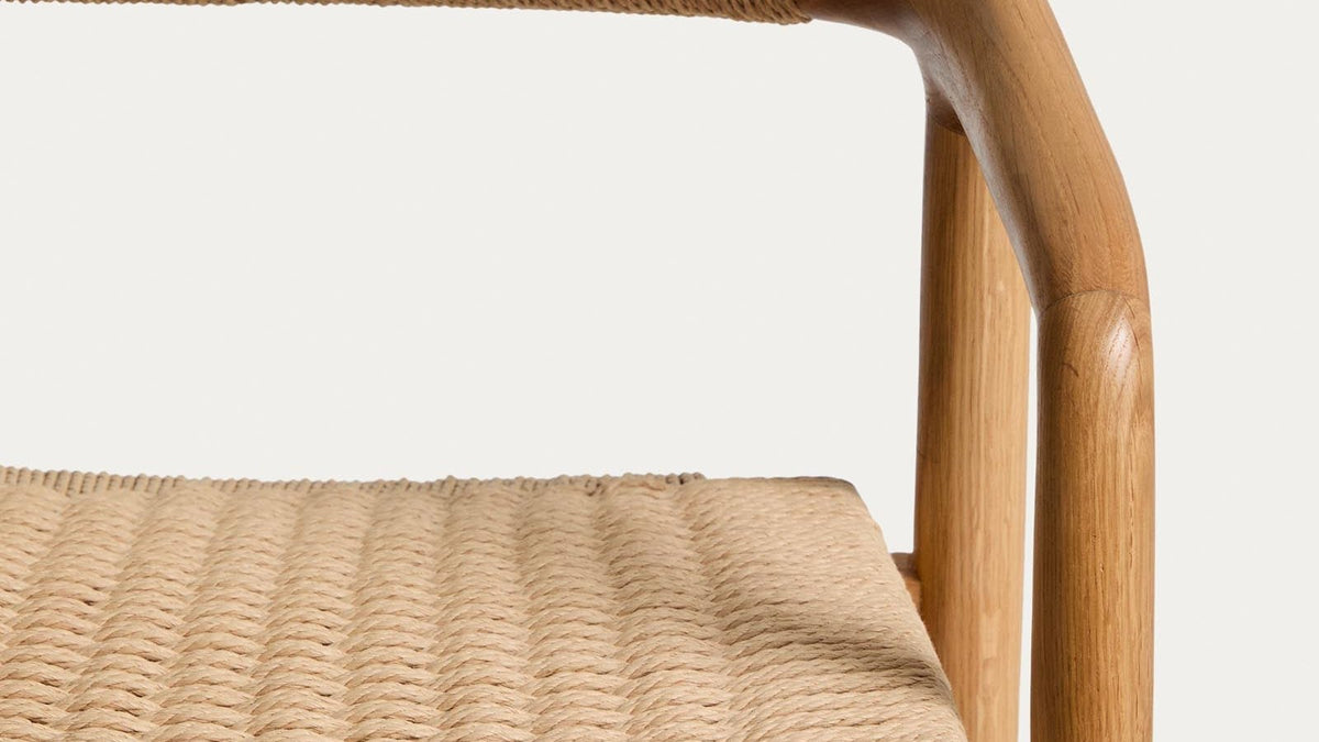 Derile Stuhl, Sessel und Barhocker von Kave Home aus massiver Eiche mit Papierseil in Nussbaum, Natur und Schwarz