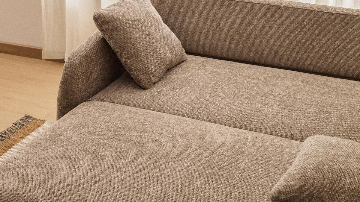Bettsofa Laira von Kave Home in taupefarbener Chenille mit Chaiselongue in einem hellen Wohnzimmer