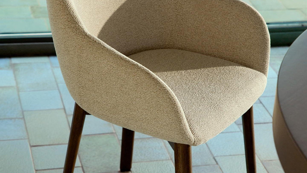 Stühle Meila von Kave Home mit Chenille-Bezug in Beige, Grün und Terrakotta und Beinen aus massivem Eschenholz