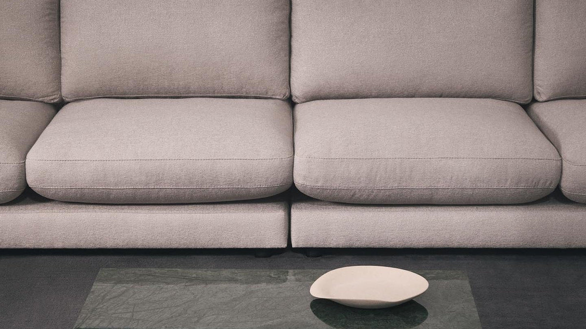Kave Home Sorein Couchtisch und Beistelltische aus weissem, schwarzem und grünem Marmor in Würfelform im Wohnzimmer