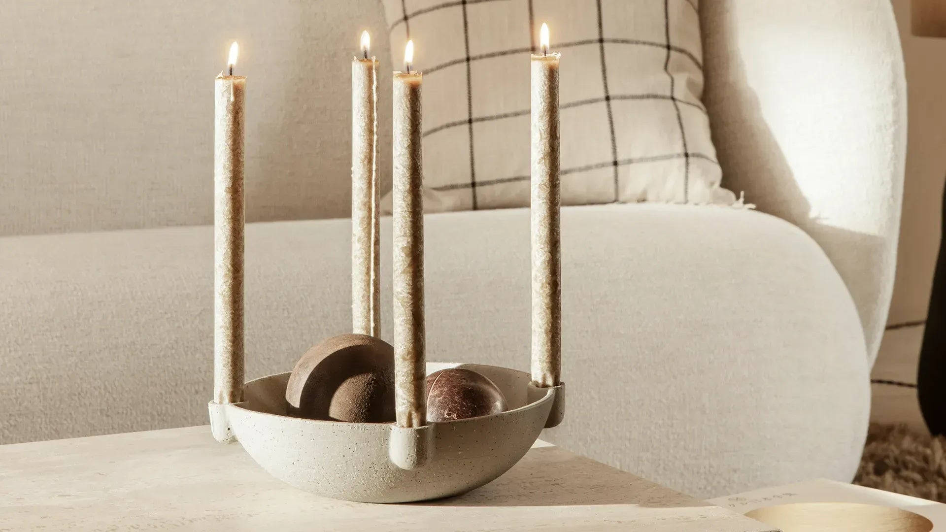 Stilvolle Kerzenständer und Duftkerzen aus Metall, Glas und Naturwachs für gemütliches Zuhause – warme Beleuchtung, dekoratives Ambiente.
