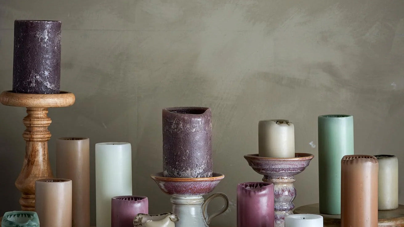 Entdecke die KAQTU Kerzen Kollektion: handgefertigte Kerzen für stimmungsvolle Momente, die jedem Raum eine einzigartige Atmosphäre verleihen.