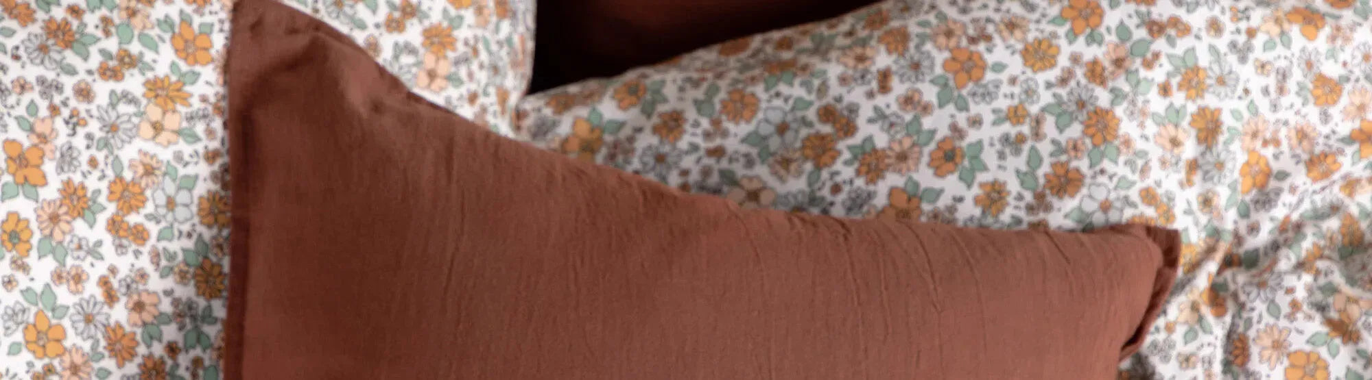 Kinderbett in stilvollem Design mit sicherer Verarbeitung, umgeben von einer harmonischen Kinderzimmer-Einrichtung; ideal für Komfort, Fantasie und kreative Gestaltung.