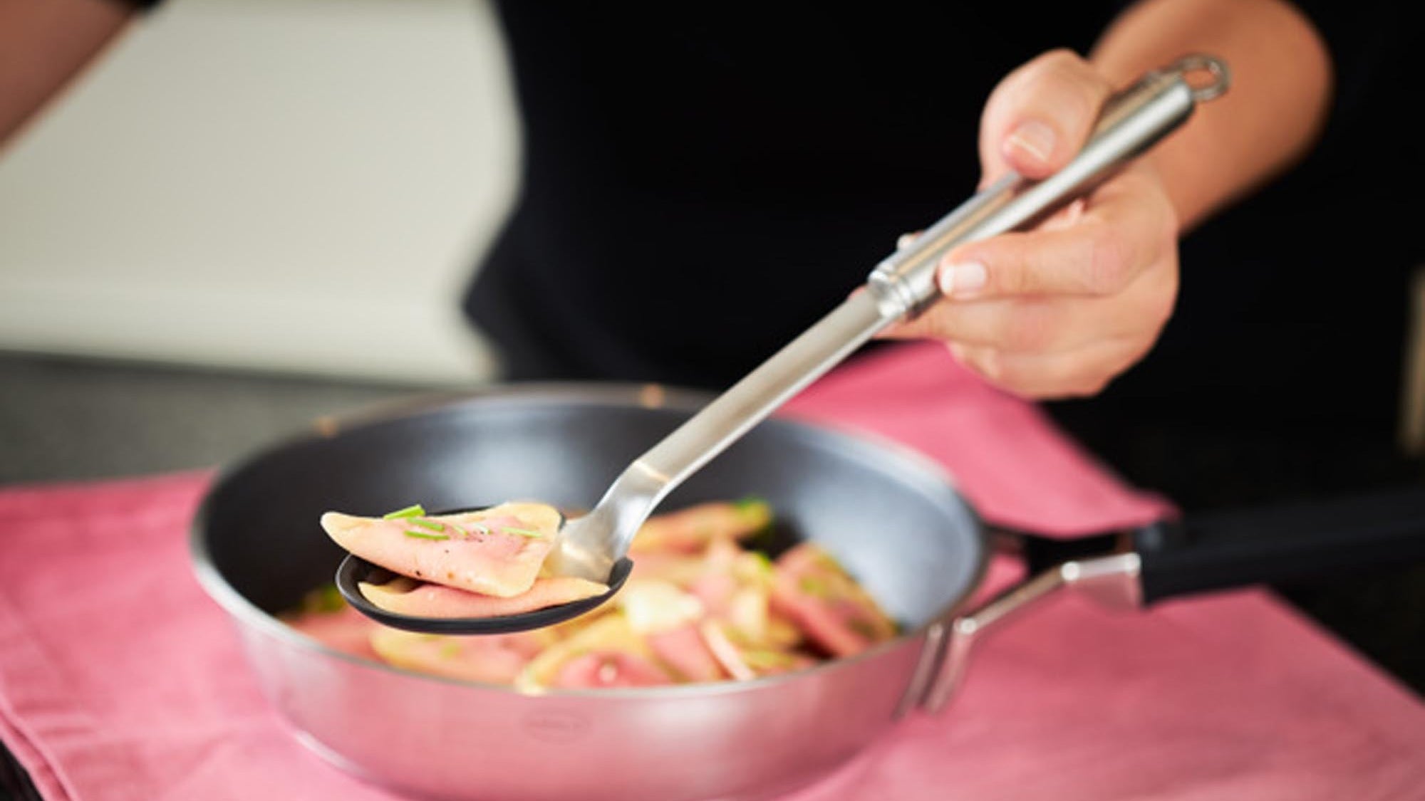 Entdecke unsere hochwertigen Küchenhelfer: praktische Utensilien, stilvolle Accessoires und langlebige Küchengeräte für jeden Hobbykoch.