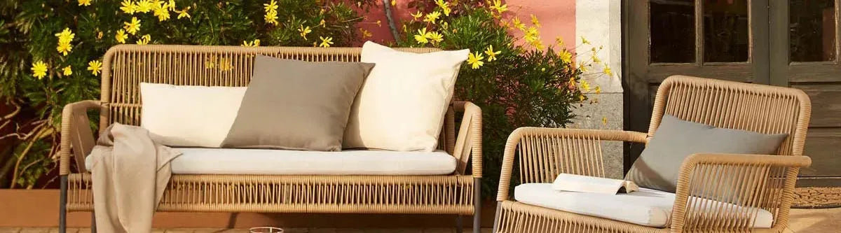 Hängematte von La Siesta in einem sonnigen Garten, umgeben von grüner Natur, ideal für Entspannung und Komfort.