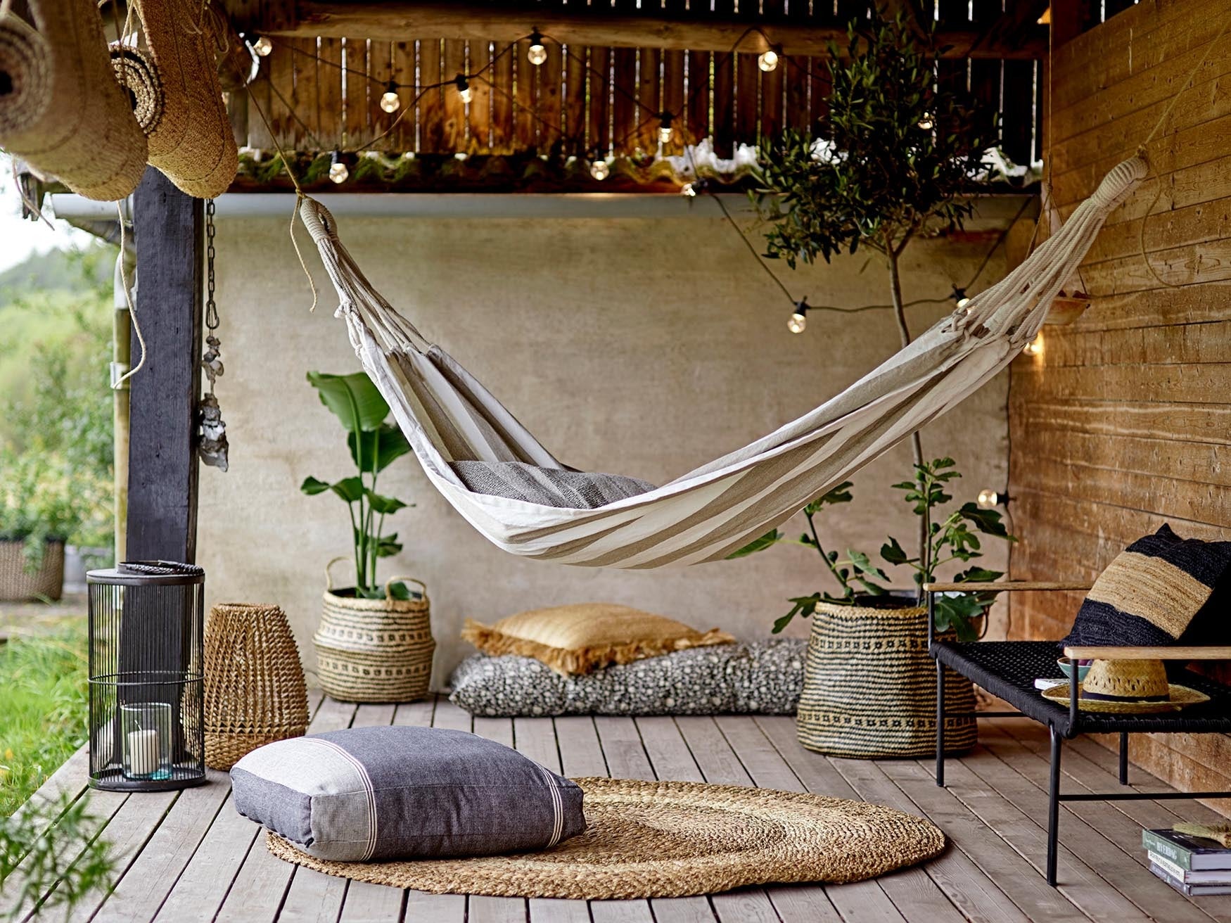 Laternen für Innen, Garten & Terrasse – stimmungsvolle Lichtakzente aus Glas, Metall, Bambus oder Rattan.